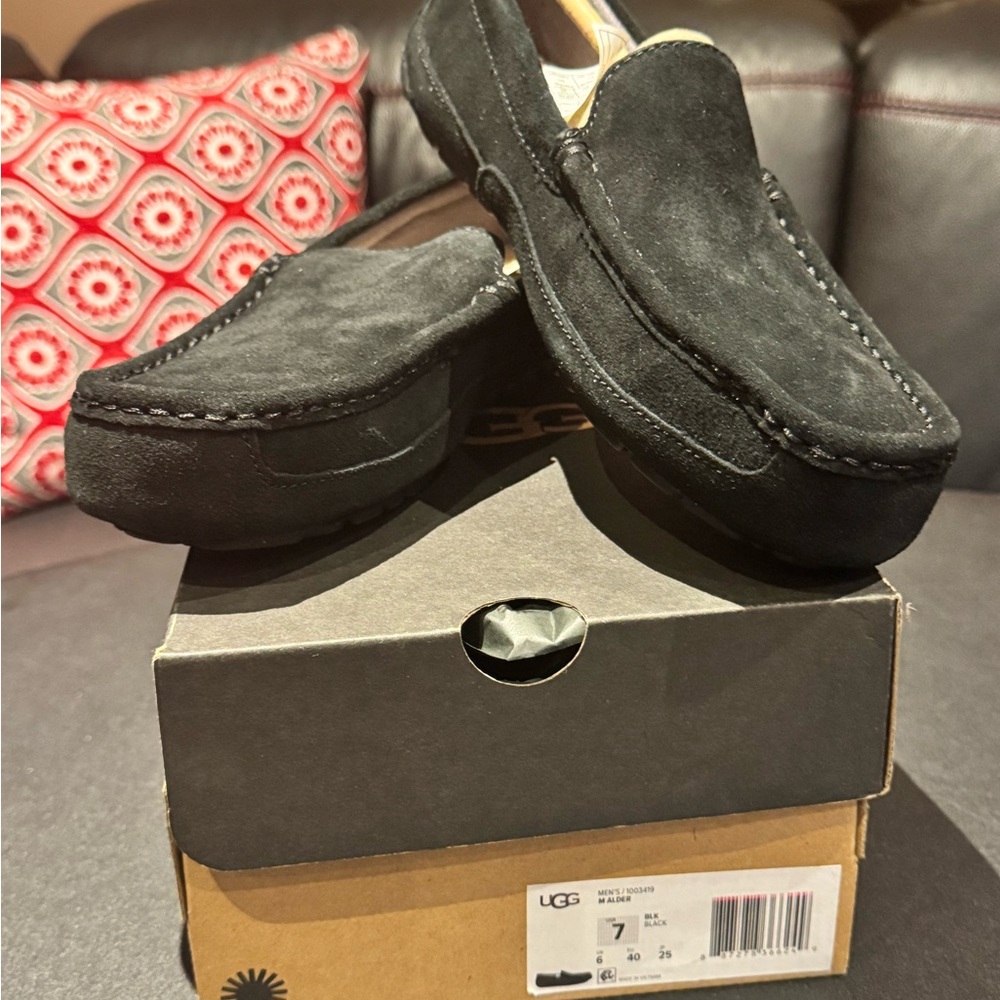 UGG men’s Alden Slipper. SIZE 7 with box. NEVER WORN